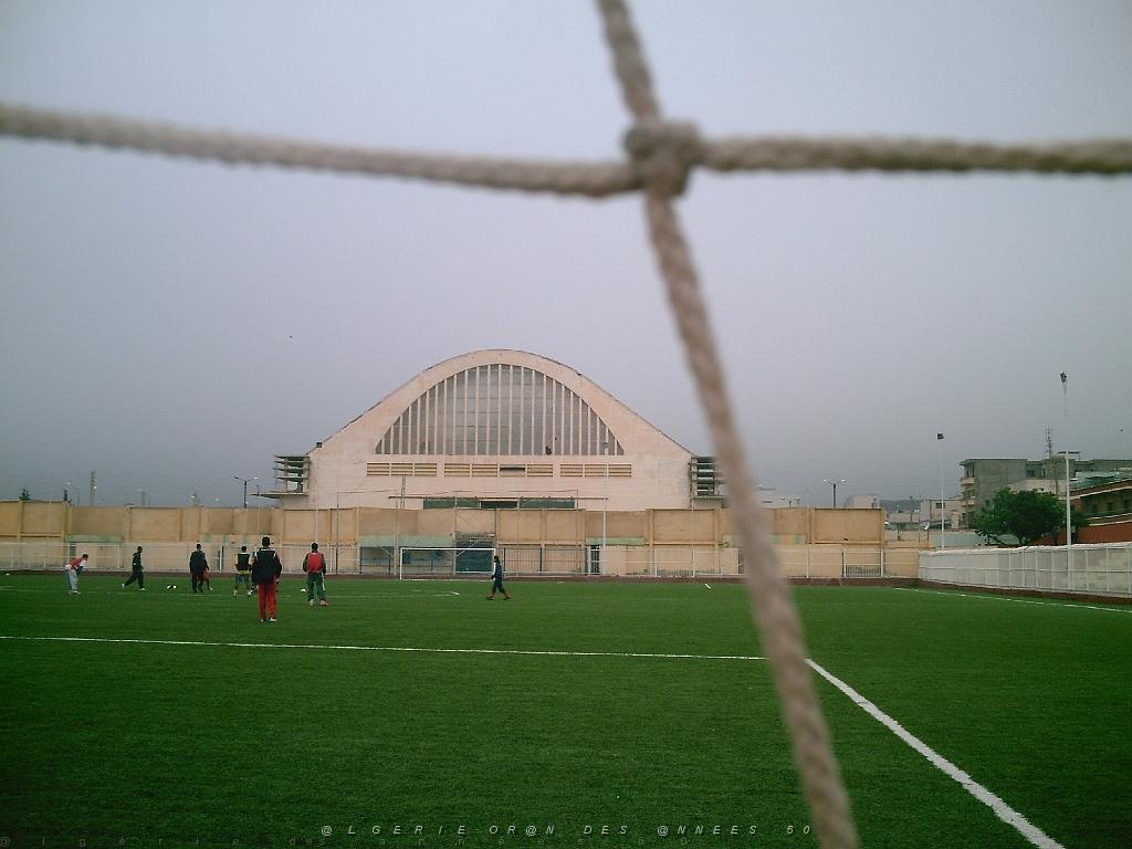 ORAN 04 2007 29 LE STADE DE CHOUPOT ET LES HALLES.JPG
